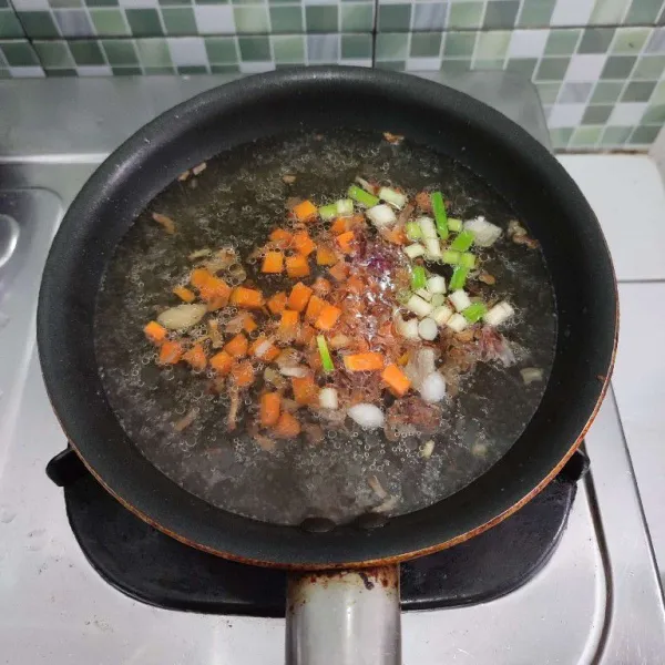 Masukkan wortel, masak hingga empuk.