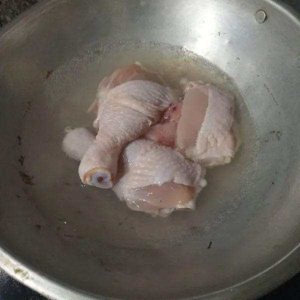 Rebus ayam selama 5 menit. Tiriskan lalu buang airnya.