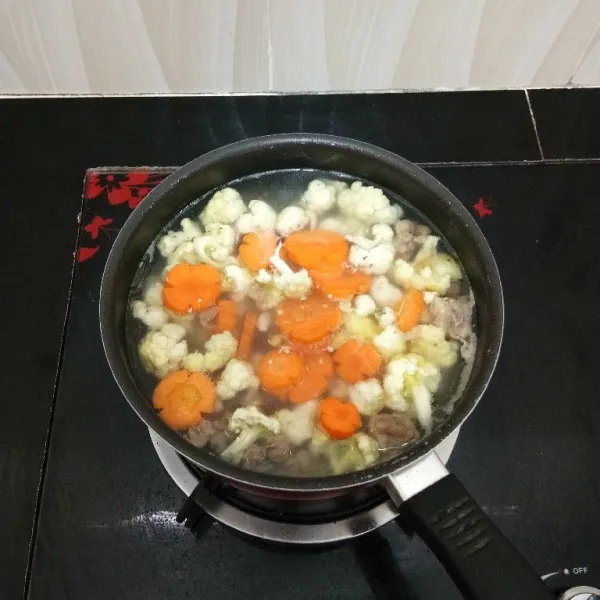 Setelah itu masukkan wortel dan kembang kol, masak hingga mendidih.