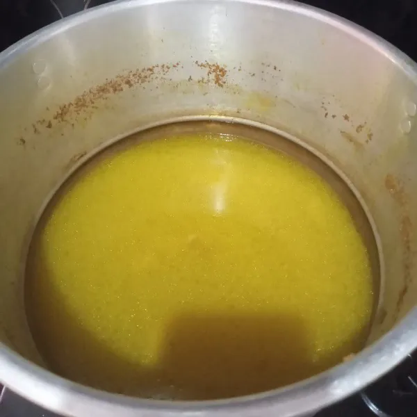 Sisa air ungkepan ayam kuning.