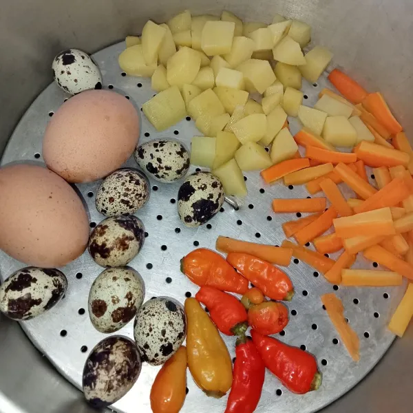 Kukus kentang wortel telur dan cabai rawit hingga matang ±25 menit.