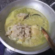 Masukkan lengkuas ke dalam rebusan ayam.