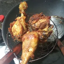 Goreng ayam hingga kuning keemasan. Angkat dan tiriskan.