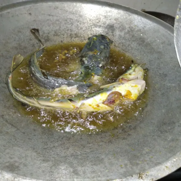 Goreng lele hingga kering, sisihkan.