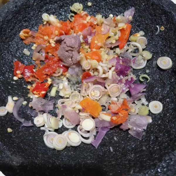 Iris tipis bawang, serai rawit dan agak dilumatkan. Tambahkan terasi