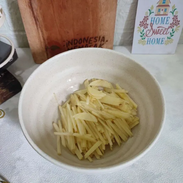 Potong kentang berbentuk korek, sisihkan.