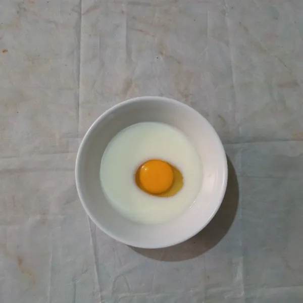 Siapkan mangkuk, masukkan susu cair dan telur, aduk hingga tercampur rata.