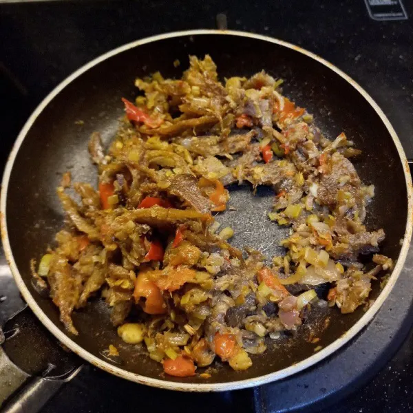 Masak sampai bawang dan cabai layu. Aduk2 merata dan koreksi rasa. Makan dengan nasi hangat