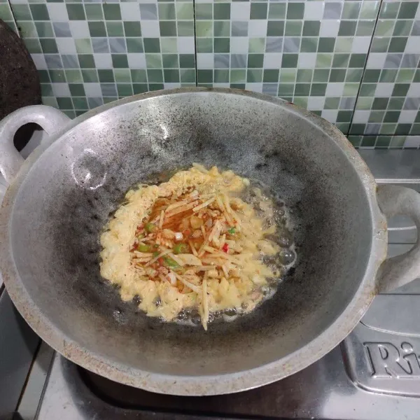 Panaskan minyak goreng, tunggu minyak benar-benar panas, masukkan adonan telur dadar. Masak sebentar hingga pinggiran telur terlihat kribo, lalu kecilkan api.