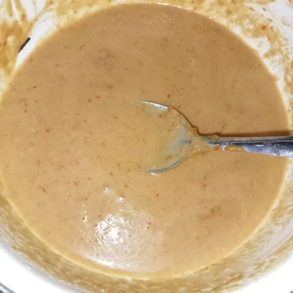 Seduh bumbu gado gado dengan air hangat atau air biasa hingga konsistensi encer sedikit kental.