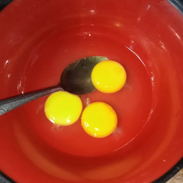 Pecahkan telur dan tambahkan garam, lada bubuk dan kaldu jamur, lalu kocok lepas.