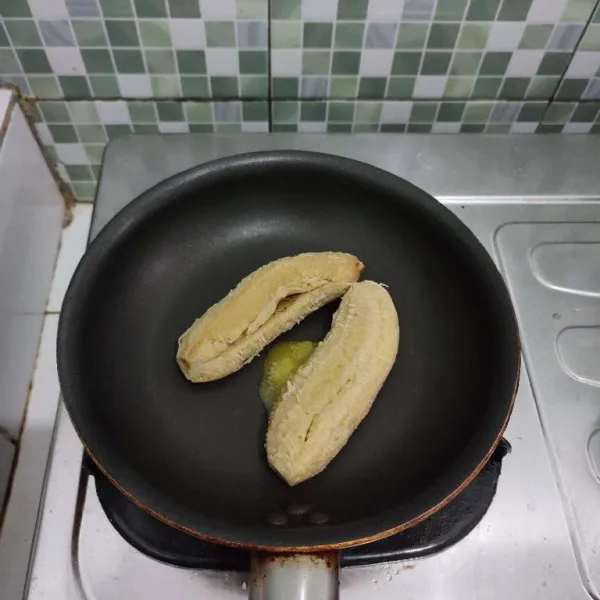 Bakar pisang di atas teflon beri butter. Bakar dengan api kecil.