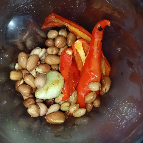 Goreng kacang, bawang putih dan cabai kemudian masukkan dalam blender lalu haluskan bumbu dengan air dan santan.