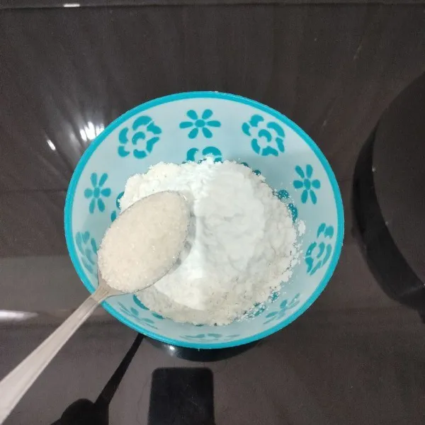 Masukkan tepung terigu, tepung maizena, dan gula pasir ke dalam mangkuk. Aduk rata.