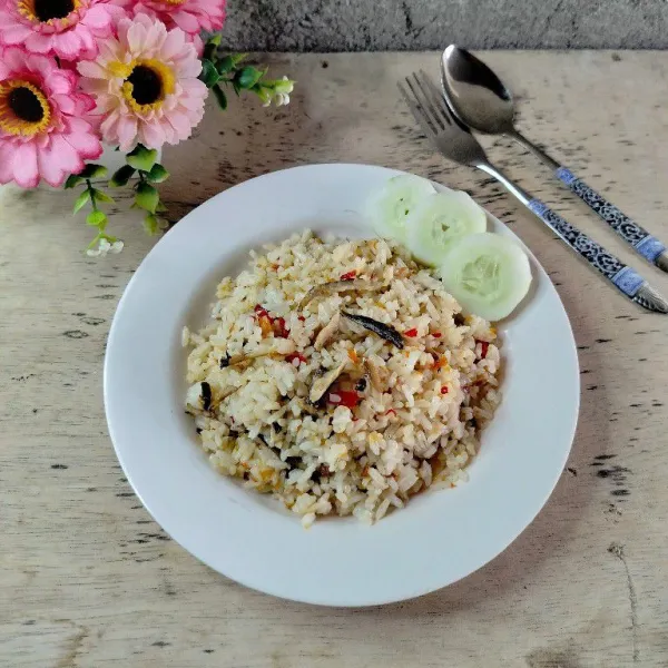 Pindahkan nasi goreng ke piring dan siap disajikan.