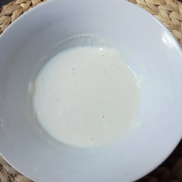 Masukkan tepung bumbu ke dalam mangkuk, lalu tuang air sedikit demi sedikit sambil diaduk hingga jadi adonan yang kental.