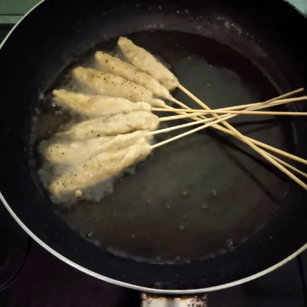 Goreng sempol ayam hingga matang dan siap disajikan.