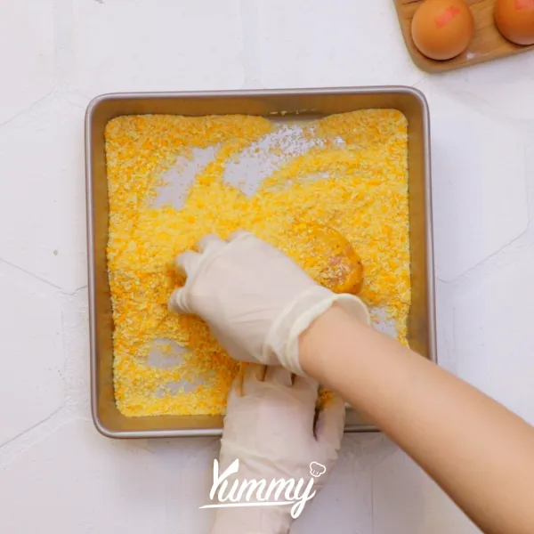 Siapkan telur, tepung terigu dan tepung roti di wadah yang berbeda. Kemudian masukkan dada ayam ke dalam tepung terigu, telur, dan tepung roti secara merata.