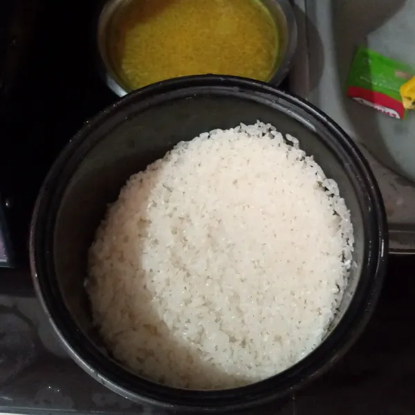 Cuci hingga bersih beras, lalu masukkan panci rice cooker.