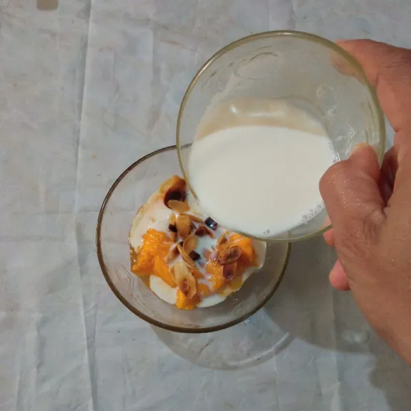 Tuang larutan susu ke dalam mangkuk, aduk hingga tercampur rata. Siap disajikan.