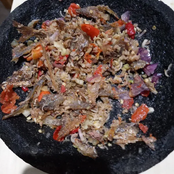 Masukkan ikan goreng, lalu lumatkan masih bertekstur