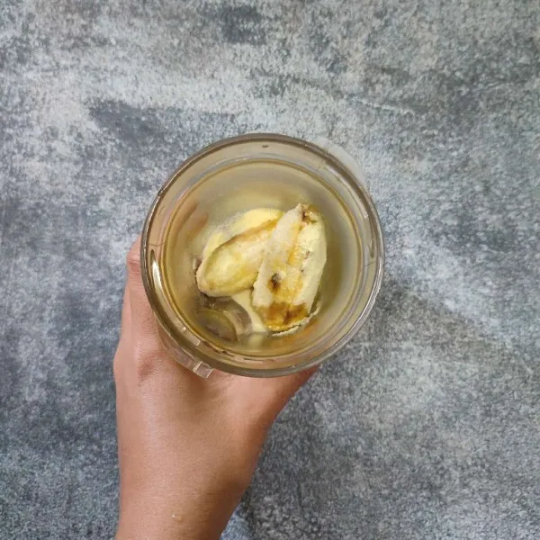 Blender pisang dengan bubuk almond dan air.