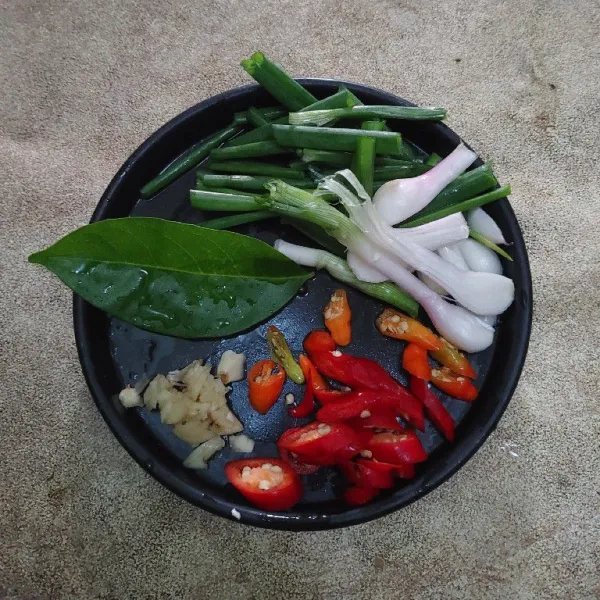 Siapkan bahan bumbu, lalu iris cabe rawit, cabe merah, daun kucai dan bawang putih cincang halus.