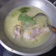 Masukkan ayam, bumbu halus, sereh, daun jeruk, daun salam, garam dan kaldu bubuk. Rebus hingga setengah matang.