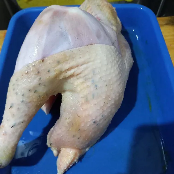 Bersihkan ayam dari bulu-bulu halus