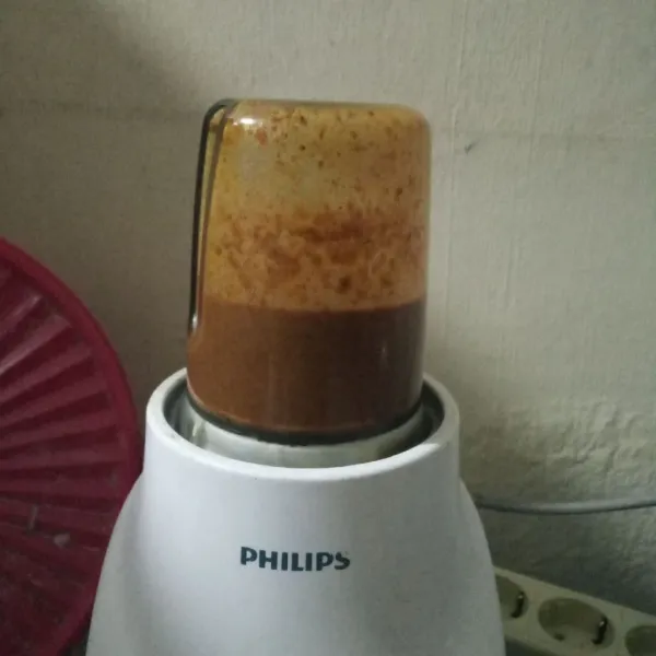 Blender kacang tanah, bawang putih, cabai, gula merah, kecap manis, garam dan air hingga halus.