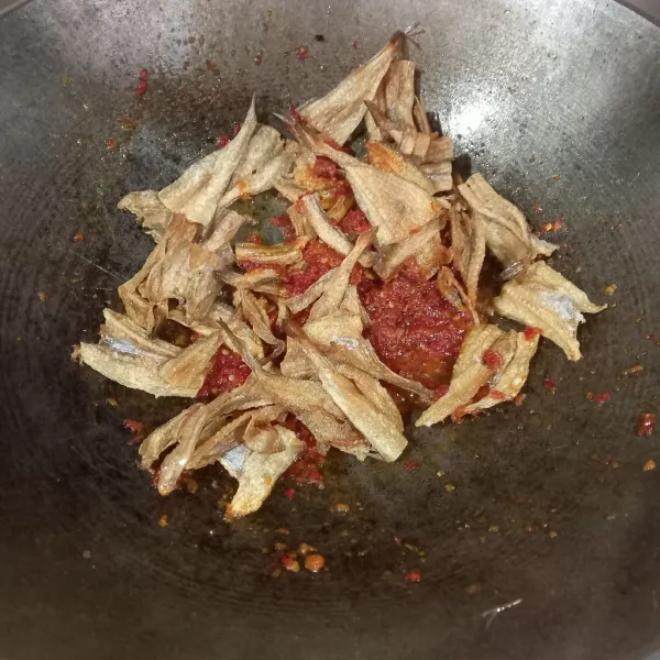 Masukkan ikan asin yang sudah di goreng.