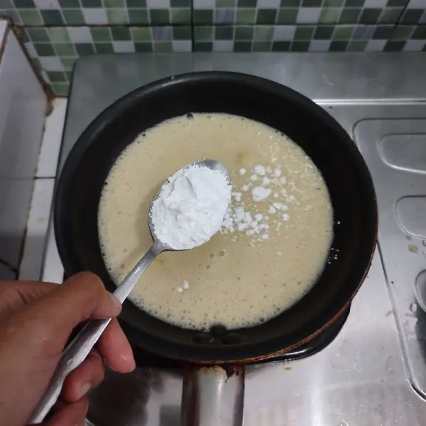 Kemudian salin ke dalam wajan, masukkan tepung beras organik.