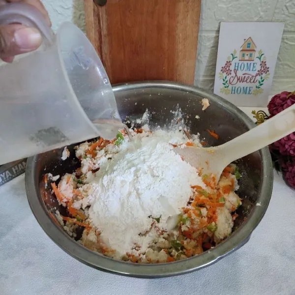 Setelah itu tambahkan tepung beras, terigu dan air, aduk rata.