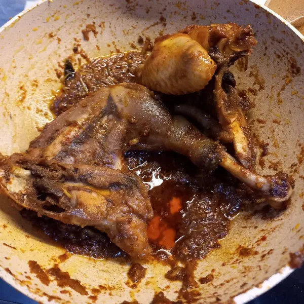 Masak ayam sampai matang dan kuah menyusut. Bakar ayam sebentar untuk aroma smooky. Hidangkan dengan plecing kangkung lebih nikmat.