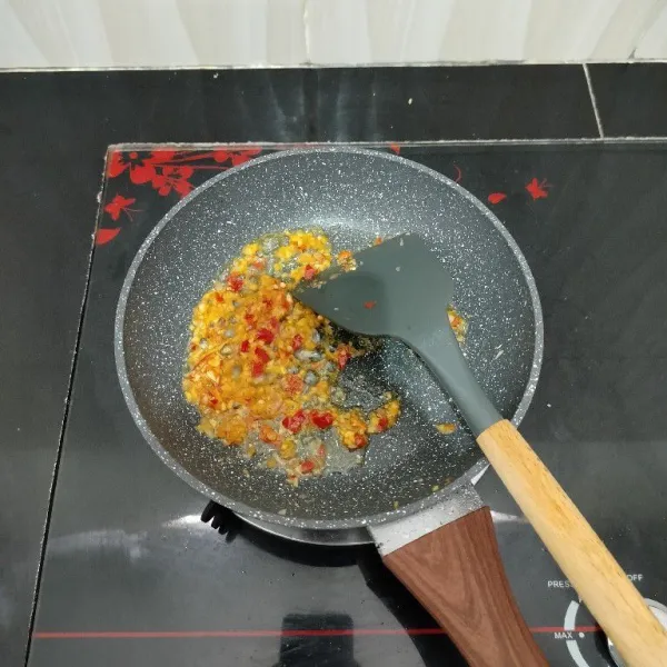 Setelah itu panaskan minyak sayur. Tumis bumbu cincang hingga matang.