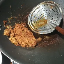 Goreng pula sisa bumbu lengkuasnya.