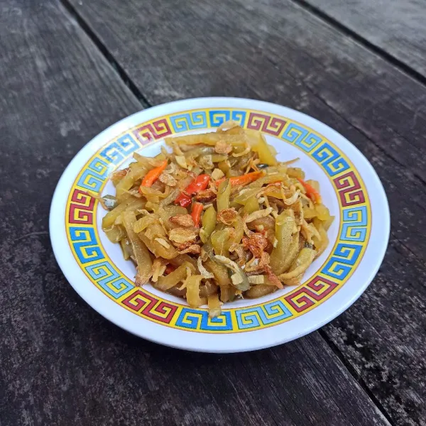 Taburi bawang goreng, sajikan.