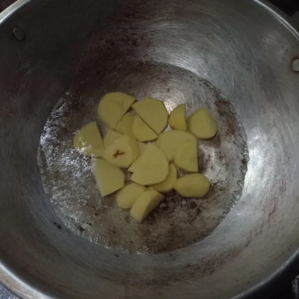 Rebus kentang sampai lunak, tiriskan.