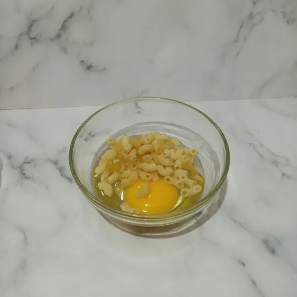 Siapkan mangkuk, lalu masukkan telur dan makaroni.