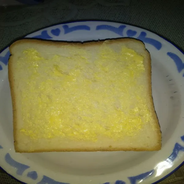 Olesi dengan margarin.