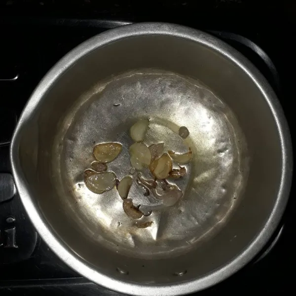 Panaskan minyak, tumis bawang merah dan bawang putih hingga harum.