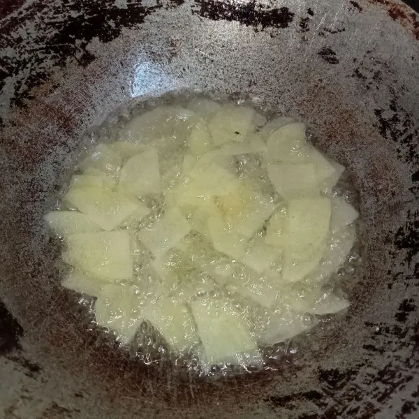 Panaskan minyak lalu masukkan kentang ke dalam minyak.