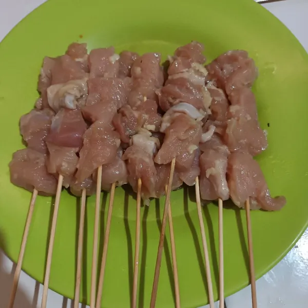 Kemudian susun daging ayam dengan tusuk sate.