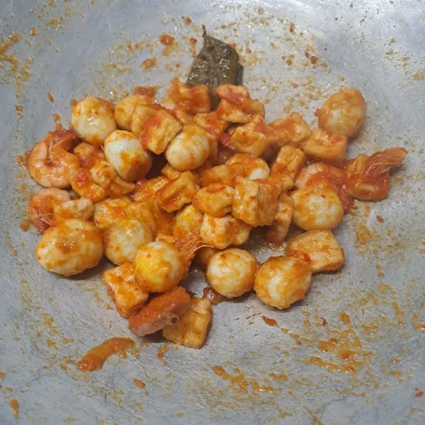 Masukkan telur dan tahu, aduk rata dengan bumbu. Angkat dan sajikan dengan taburan bawang merah goreng.