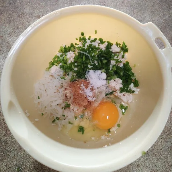 Kemudian tambahkan telur, bihun yang sudah di rebus, dan irisan daun kucai. Bumbui dengan kaldu bubuk, garam, dan lada bubuk.