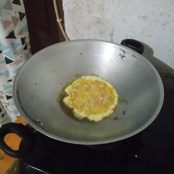 Goreng makaroni telur hingga matang.