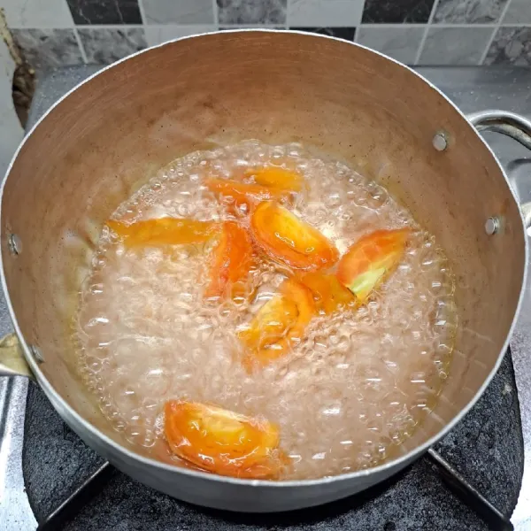 Kuah bistik : rebus tomat dan air sampai tomat matang. Kemudian blender air rebusan tomat, lalu saring ambil airnya saja.