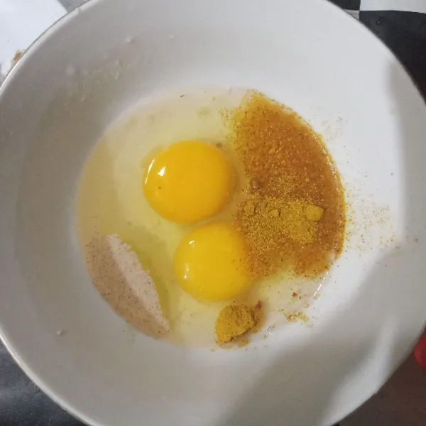 Kocok telur, garam, lada, kaldu bubuk dan bubuk kari.