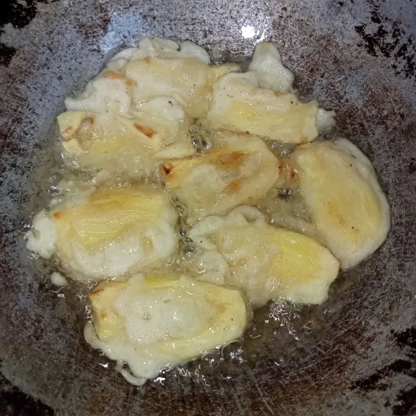 Panaskan minyak secukupnya, lalu masukkan nangka dan goreng nangka hingga matang kuning keemasan. Angkat tiriskan dan siap disajikan. Yummy..