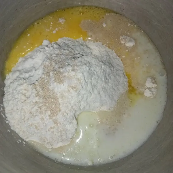 Campur semua bahan menjadi satu kecuali margarin, uleni menggunakan tangan hingga tercampur rata.
